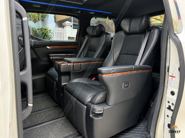 Nội thất ghế da màu đen sang trọng khoang thương gia xe Toyota Alphard