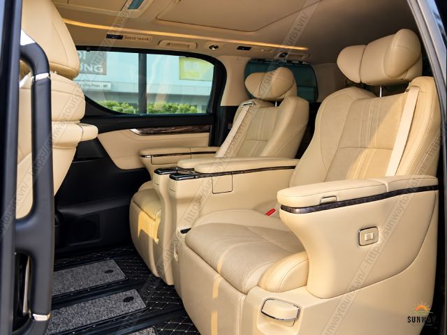 Khoang nội thất ghế thương gia màu kem xe Toyota Alphard VIP